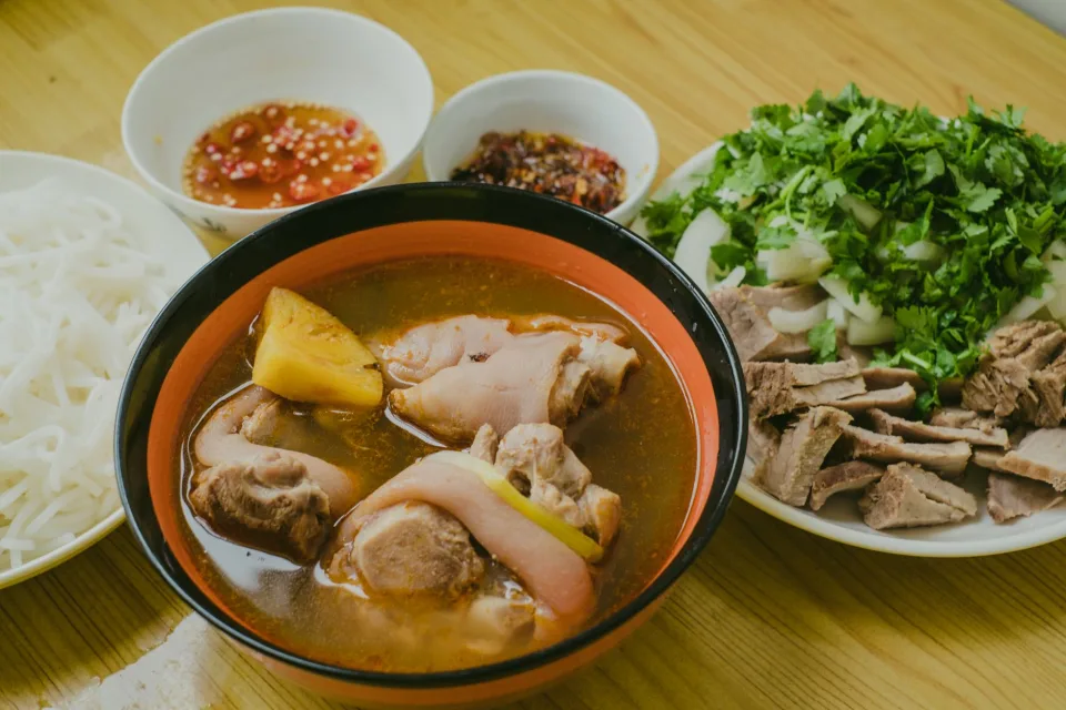 Bàn ăn tại Mai Thị Thúy Hồng